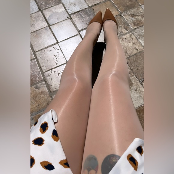 NUDE SKIN SUPER SHINY SILKY SEAMLESS MAKE YOUR LEGS LOOK PERFECT PANTYHOSE 🤩🤩 - Picture 3 of 5